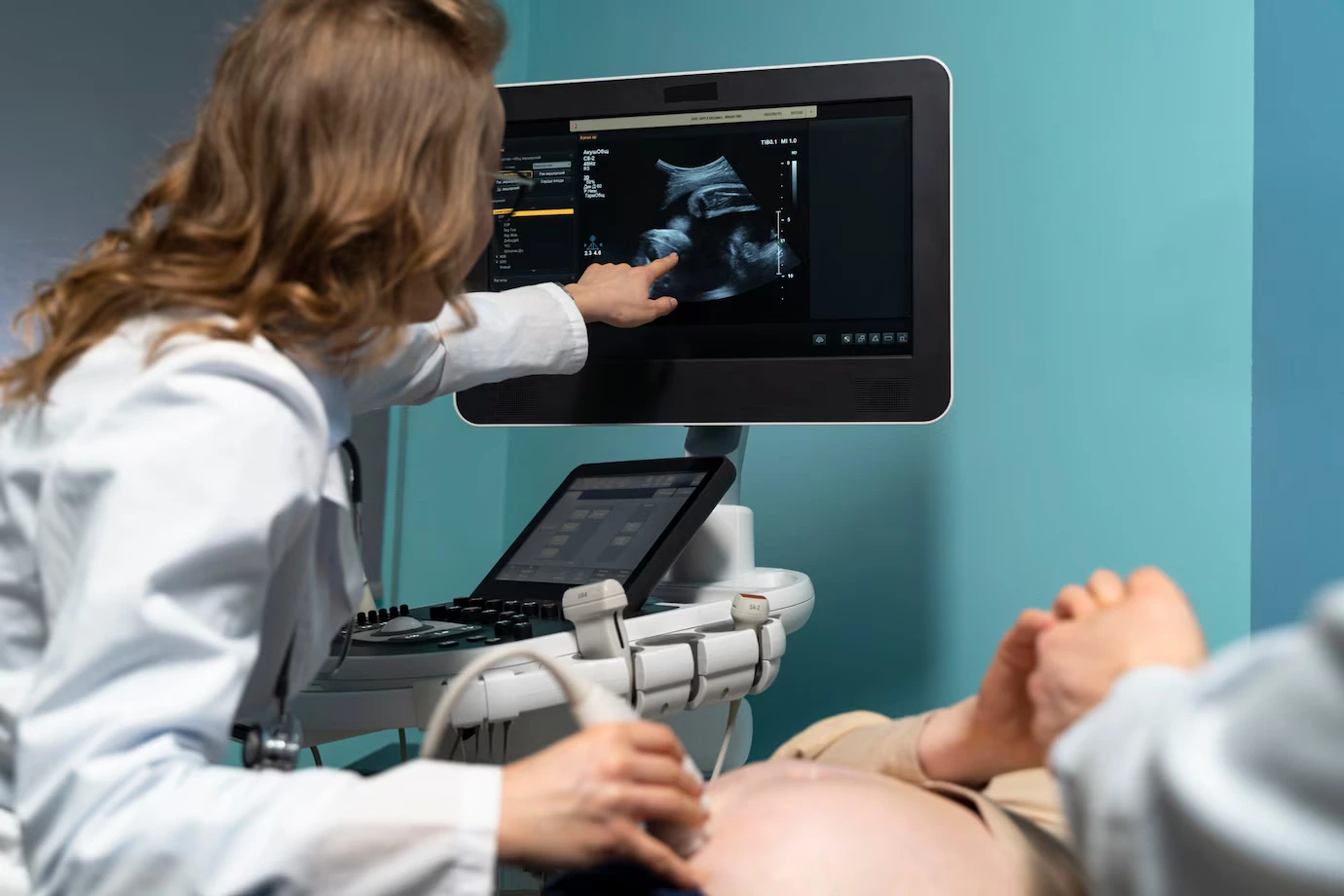 gynecologist-performing-ultrasound-consultation_23-2149353023